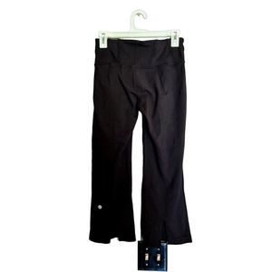 Lululemon flared capri leggings . Athletic | Athleisure | size dot 6| casual